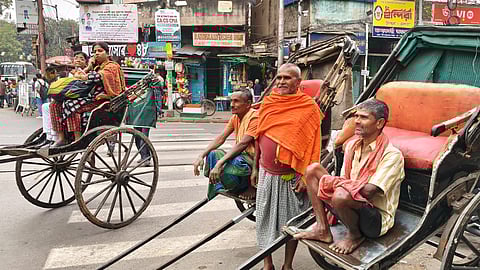 आधुनिकता की रफ्तार में थकने लगा कोलकाता का हाथ रिक्शा