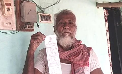 2 लाख 83 हजार का आया बिजली का बिल दिखाता वृद्व