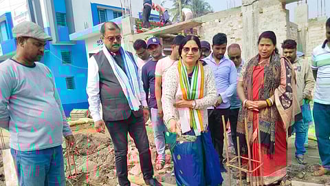 दक्षिण 24 परगना जिला परिषद की नारी एवं शिशु कल्याण विभाग की कर्माध्यक्ष शची नस्कर पार्क की आधारशिला रखती हुई