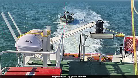 कोस्ट गार्ड ने भारतीय जलक्षेत्र में पाकिस्तानी नाव को पकड़ा, 11 क्रू सदस्यों को हिरासत में लिया