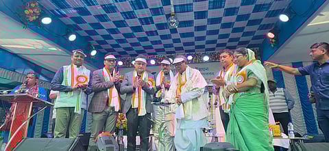 मंत्री बंकिम चंद्र हाजरा सुंदरवन दिवस के मौके पर दीप प्रज्ज्वलित कर कार्यक्रम का उद्घाटन करते हुए, साथ में हैं बीडीओ कन्हैया कुमार राय व अन्य