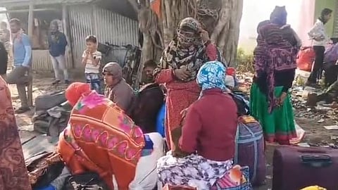 A huge crowd of Bangladeshi citizens living illegally in India has gathered at the Hakimpur border for 'repatriation' to their home country!