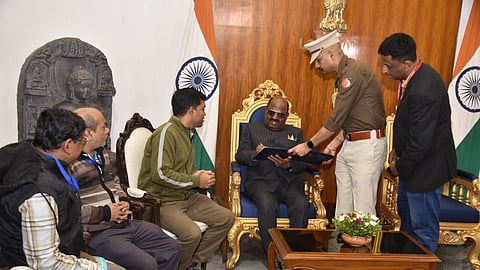 राज्यपाल डॉ. सी वी आनंद बोस फॉर्म 8 प्राप्त कर उसे भरने की प्रक्रिया पूरी करते हुए