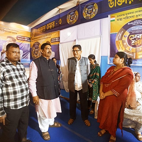 मटियाब्रुज के विधायक अब्दुल खालेक मोल्ला कैंप का परिदर्श्न करते हुए साथ में हैं पार्षद सत्येंद्र सिंह व अन्य