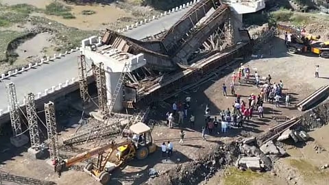 गुजरात के वलसाड में निर्माणाधीन पुल का ढांचा गिरने से पांच लोग घायल