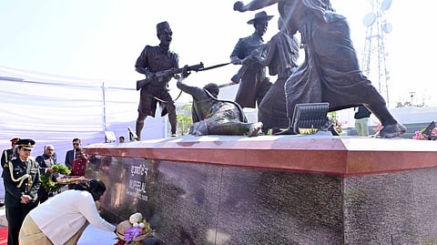 मणिपुर: राष्ट्रपति मुर्मू ने इंफाल स्थित नुपी लाल स्मारक पर पुष्पांजलि अर्पित की