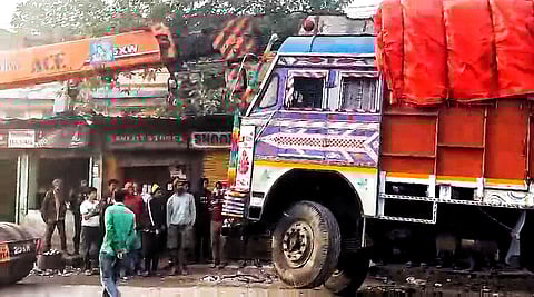 हावड़ा में लॉरी की टक्कर से तीन दुकानें ध्वस्त