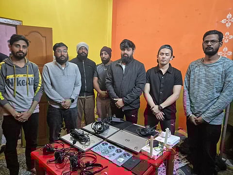 पर्णश्री में कॉल सेंटर चलाने के आरोप में गिरफ्तार अभियुक्तों की तस्वीर