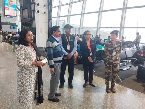 कोलकाता एयरपोर्ट डायरेक्टर विक्रम सिंह एयरपोर्ट का निरीक्षण करते हुए