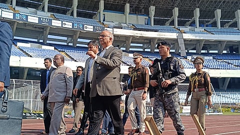 राज्यपाल सी वी आनंद बोस ने मुख्य सचिव डॉ. मनोज पंत, खेल विभाग और वरिष्ठ पुलिस अधिकारियों के साथ स्टेडियम के विभिन्न हिस्सों का निरीक्षण किया