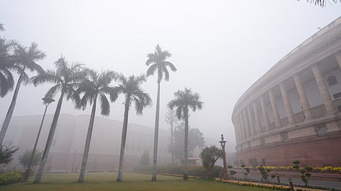 दिल्ली में कोहरे का साम्राज्य, एयरपोर्ट से 60 से अधिक उड़ानें रद्द