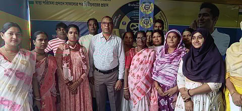 बजबज पालिका के वाइस चेयरमैन मो. मंसूर सेवाश्रय कैंप का निरीक्षण करते हुए