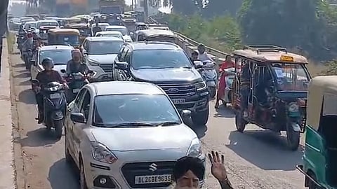 DH रोड पर वाहनों की आवाजाही बाधित, 85 मिनट में 3.5 किमी का सफर