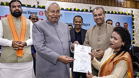 मुख्यमंत्री नीतीश कुमार व अन्य