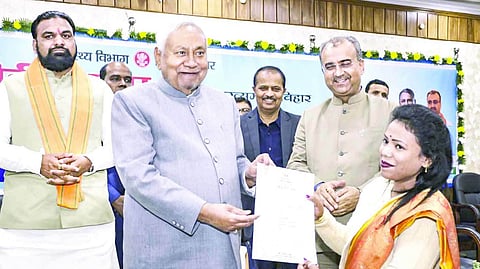 CM नीतीश ने महिला डॉक्टर का हिजाब खींचा