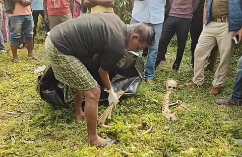 दांतन थाना इलाके में एक खाल के किनारे जंगल से बरामद कंकाल