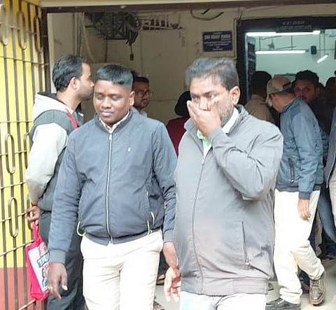 शिक्षक हत्याकांड में सजायाप्ता अभियुक्तों को ले जाती पुलिस