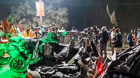 गाय को बचाने में गई जान, पूरी कार ट्रक के नीचे, बिखर गए अंग-अंग