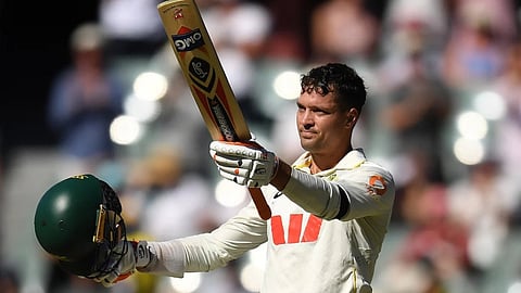 एडिलेड : 56,298 दर्शकों के शोर के बीच एलेक्स कैरी ने लगाया अपना तीसरा शतक