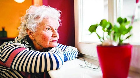 एम्प्टी नेस्ट सिंड्रोम बुजुर्गों को कैसे कर रहा है परेशान, कैसे निपटें?