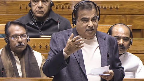 सड़क दुर्घटनाओं पर लोकसभा में बोले गडकरी- सुरक्षा की अनदेखी से साल में 1.80 लाख मौतें