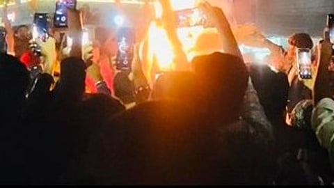 बांग्लादेश में हिंदू युवक को पीट-पीटकर मारा, फिर शव को पेड़ में टांग कर जलाया