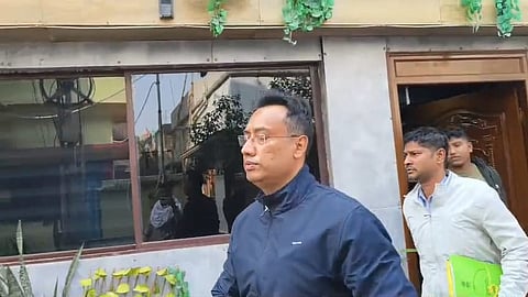 शताद्रु के घर में छापामारी कर बाहर निकलते हुए पुलिस अधिकारी