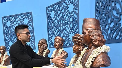 सांसद अभिषेक बनर्जी महान विभूतियों की प्रतिमाओं पर माल्यार्पण कर श्रद्धांजलि अर्पित करते हुए