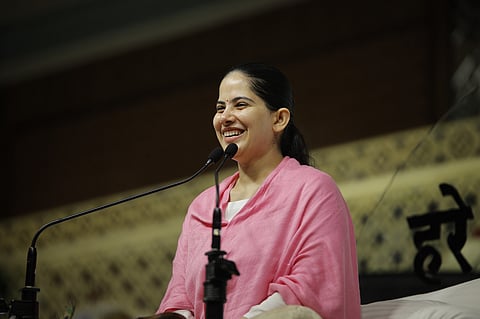 Jaya Kishori giving sermon