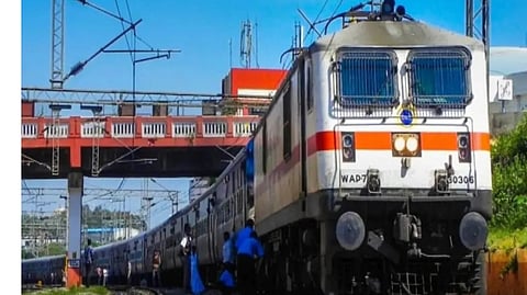 बरेली में पटरी पर रखे बड़े पत्थर से टकराया पैसेंजर ट्रेन का इंजन।