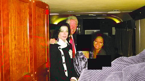 एपस्टीन सेक्स स्कैंडल : लड़कियों के साथ हॉट-टब में नहाते दिखे पूर्व अमेरिकी राष्ट्रपति बिल क्लिंटन