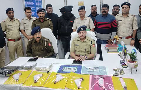 खड़गपुर के नीमपुरा से गिरफ्तार अभियुक्त व बरामद आग्नेयास्त्र