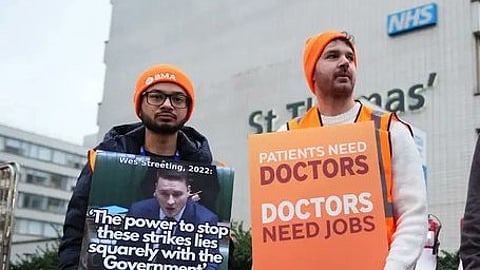 वेतन, नीति और दबाव- भारतीय चिकित्सक क्यों छोड़ रहे ब्रिटेन?
