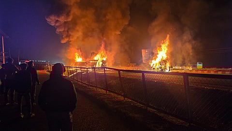 कर्नाटक दुर्घटना : आग की लपटों में घिरी बस, दूर से देखते रहे लोग