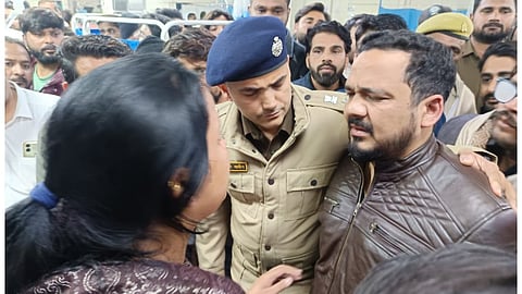 अलीगढ़ मुस्लिम विश्वविद्यालय में शूटआउट, क्यों की गई स्कूल शिक्षक की गोली मारकर हत्या?