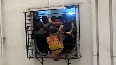 10वीं मंजिल से गिरा शख्स आठवीं मंजिल में आकर फंसा, फिर क्या हुआ?