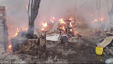 रवीन्द्रनगर के बस्ती में लगी आग की तस्वीर