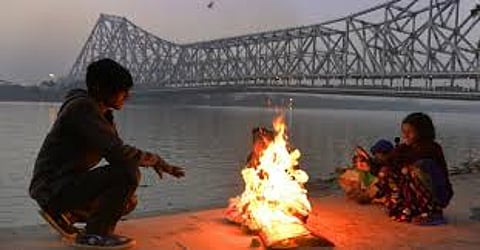 कड़ाके की ठंड में आग तापकर खुद को गर्म रखते लोग