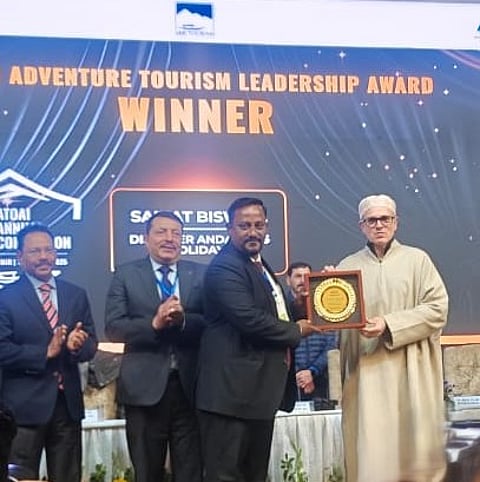 सैकत विश्वास को मुख्यमंत्री से मिला एडवेंचर टूरिज्म लीडरशिप अवार्ड