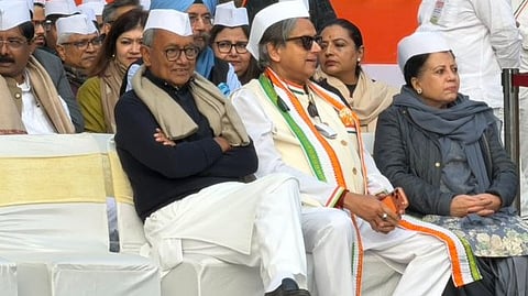 दिग्विजय सिंह के समर्थन में उतरे शशि थरूर, कह दी बड़ी बात