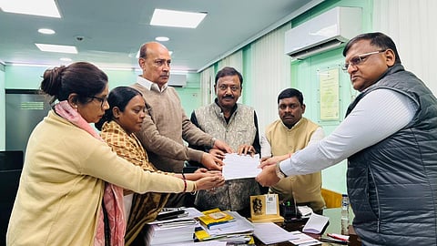 सीईओ को ज्ञापन देते तृणमूल के नेता