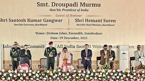 राष्ट्रपति द्रौपदी मुर्मू व अन्य