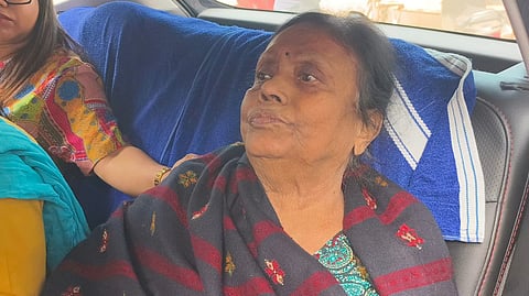 बुजुर्ग महिला को सुनवाई के लिए बुलाने पर आक्रोश