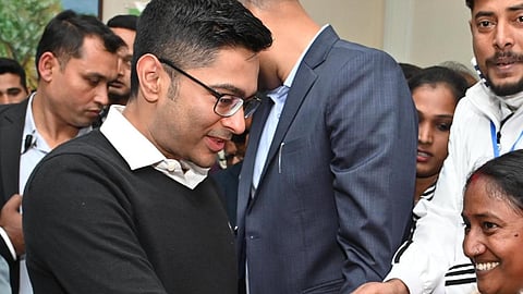 सांसद अभिषेक बनर्जी बिष्णुपुर के सेवाश्रय कैंप का निरीक्षण करते हुए