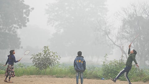 दिल्ली में छाया घना कोहरा, तापमान 10 डिग्री सेल्सियस के नीचे