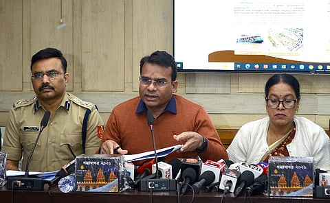 डीएम अरविंद कुमार मीणा प्रेस कांफ्रेस को संबोधित करते हुए, साथ में हैं एसपी कोटेश्वर राव, नीलिमा मिस्त्री विशाल व अन्य