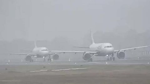 घने कोहरे से हवाई यात्री हलकान, दिल्ली एयरपोर्ट पर 148 उड़ानें रद्द
