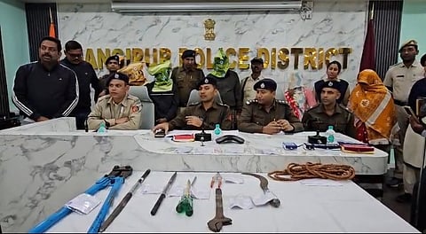 पुलिस अधिकारी और गिरफ्तार डकैती करने के छह अभियुक्त