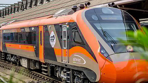 ट्रॉयलः 180 किमी की स्पीड में दौड़ी वंदे भारत, और नहीं गिरा गिलास का पानी