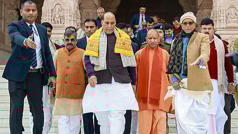 राम मंदिर में पूजा-अर्चना करने पहुंचे रक्षा मंत्री राजनाथ सिंह, मुख्यमंत्री योगी आदित्यनाथ व अन्य